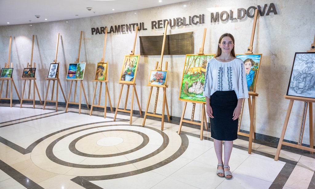 Parlamentul găzduiește, până pe 31 iulie, expoziția unei eleve din Moldova, care reflectă parcursul artistic al autoarei