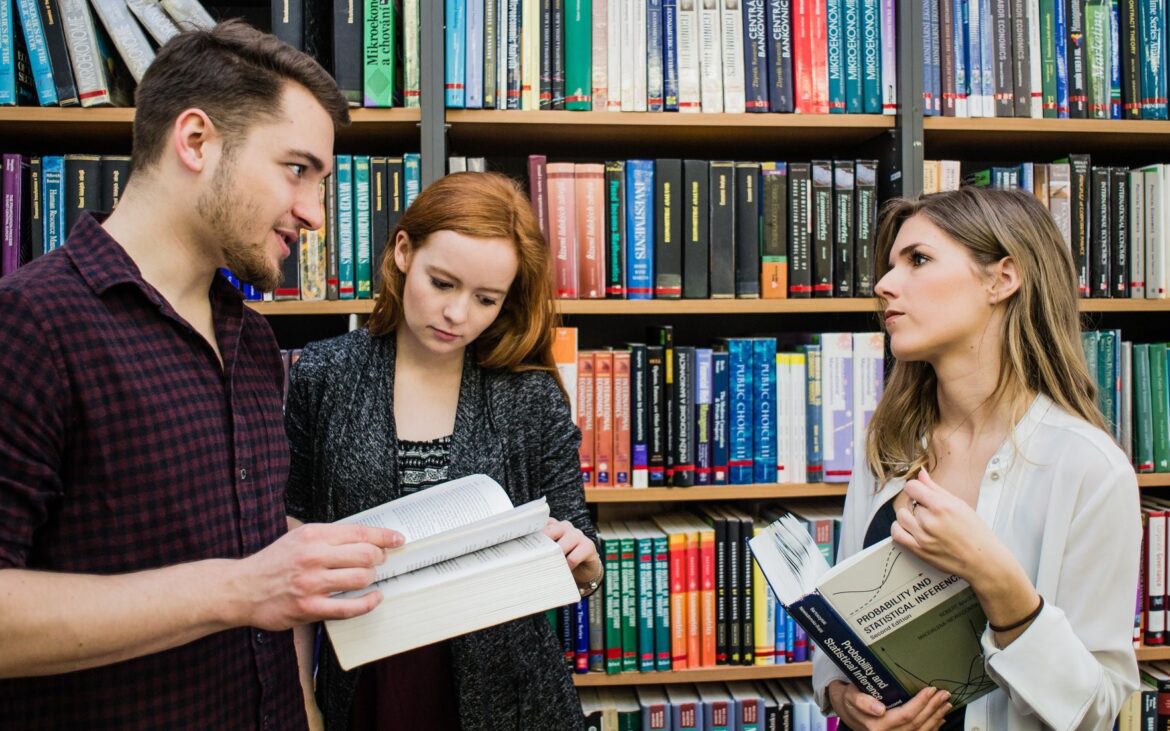 Burse de studii în Cehia pentru studenții moldoveni. Învață gratuit la un program de masterat în economie și finanțe