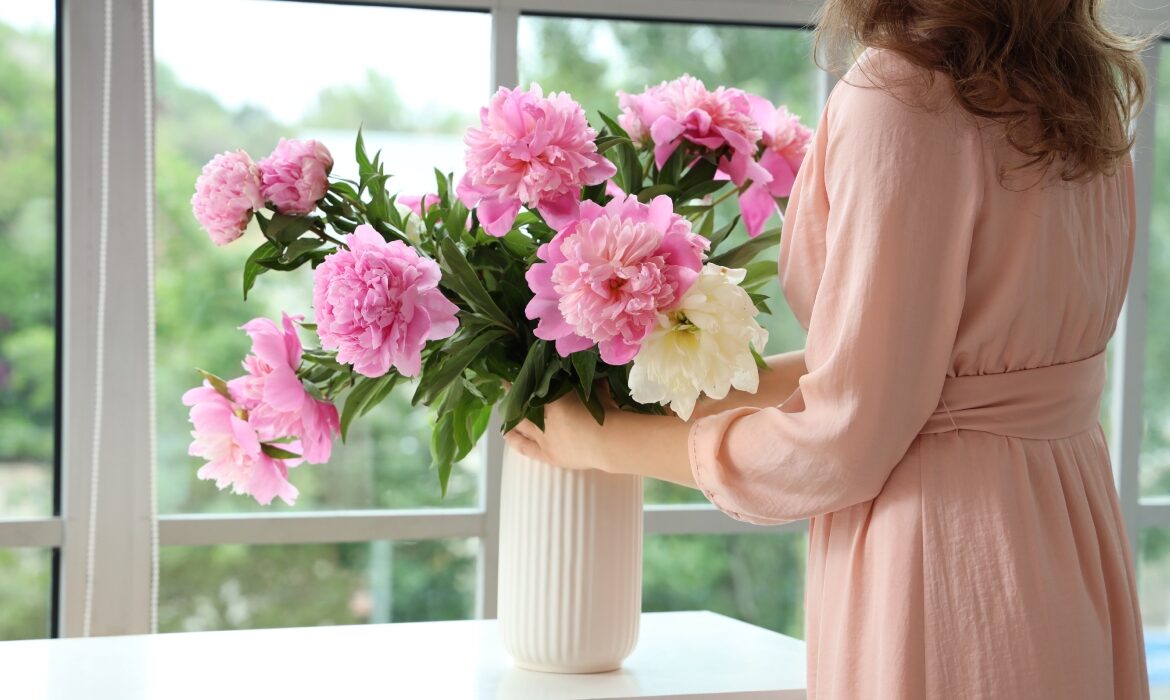 Ce trebuie să pui în vază pentru ca florile să reziste mai mult. Trucul secret al florăreselor