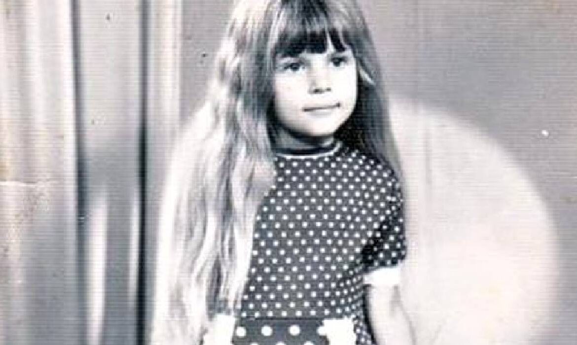 Fetiţa din poză a ajuns una dintre cele mai influente femei din România. Azi, toată lumea îi ştie numele. O recunoşti?