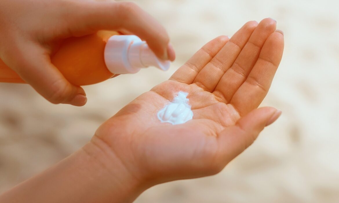 Mai poți folosi crema de soare de vara trecută? Avertismentul dermatologilor