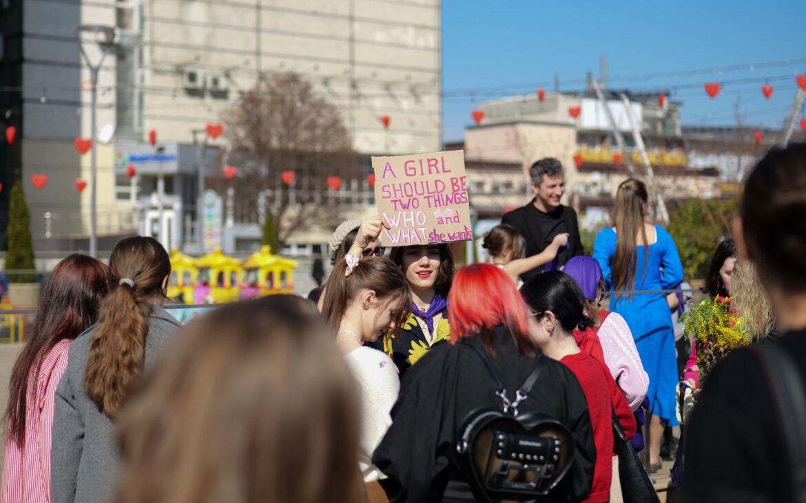 De la mișcarea sufragetelor până la dezbaterile „de ce mai avem nevoie”. Testează-ți cunoștințele despre feminism la un quiz