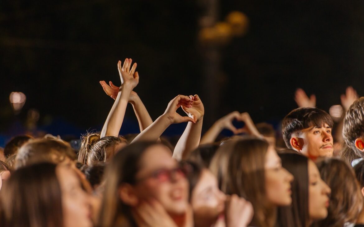 Te pasionează muzica? La Serile Culturale organizate de Centrul Municipal de Tineret ai ocazia să-ți pui în valoare talentul