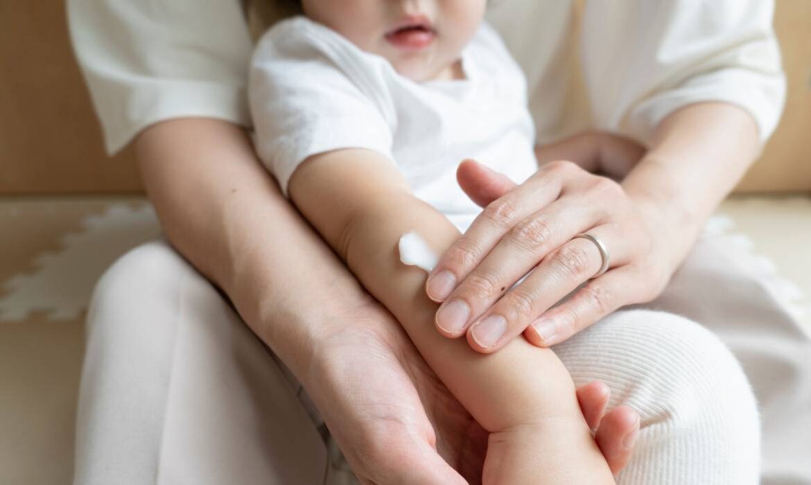 Cum alegem produsele cosmetice de vară pentru copii: sfaturi utile de la medicul dermatolog