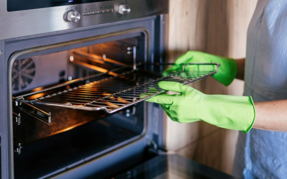 Ingredientul cu care cureți rapid grătarul cuptorului, fără să freci o veșnicie. Sigur îl ai în casă!