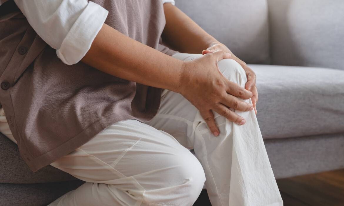 Osteoartrita nu (mai) e „boala bătrâneții”. Cum ne afectează viața de zi cu zi și ce soluții există