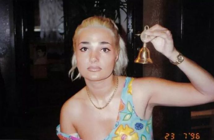Cu greu o mai recunoști acum pe această artistă. E celebră, dar nu mai arată deloc așa. Mulți nu își dau seama cine este