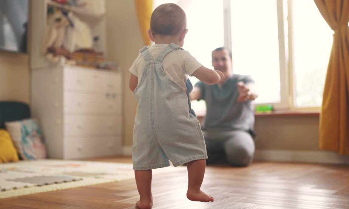 Trucul pentru părinți ca bebelușii să facă primii pași mai repede și fără probleme