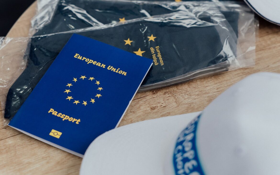 Vrei să-ți continui studiile în UE? Participă la o discuție cu Tinerii Ambasadori Europeni și află ce te așteaptă
