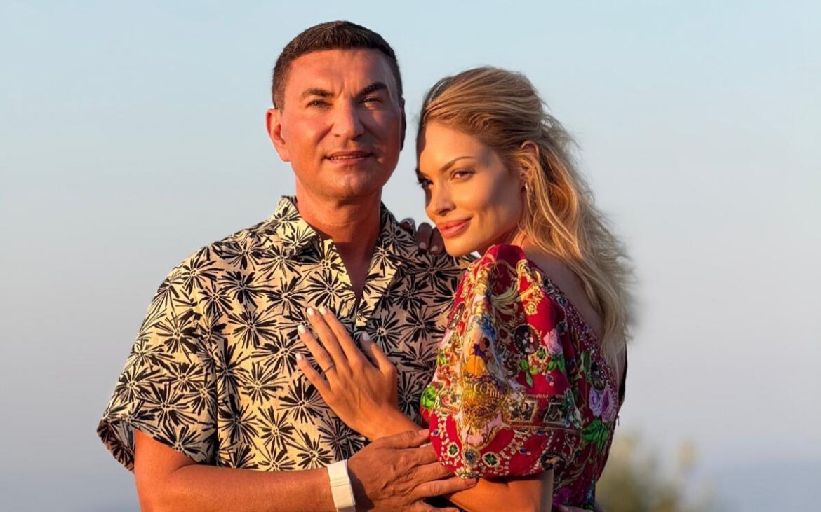 Valentina Pelinel are încă forme de fotomodel. A apărut pe iaht, în Capri, alături de Cristi Borcea