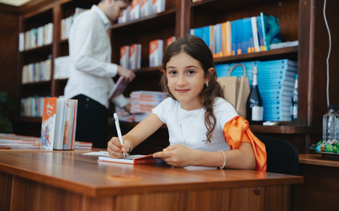 O fetiță de nouă ani a stabilit un record național. Este cea mai tânără scriitoare publicată din Republica Moldova