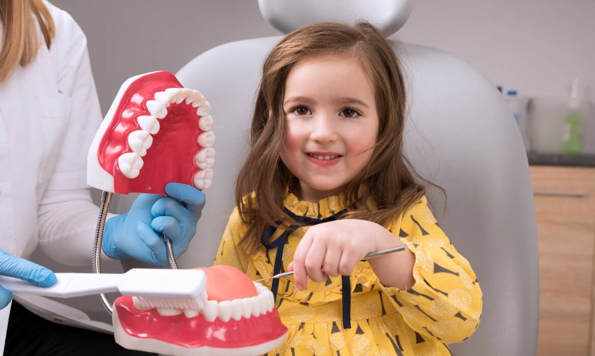 Înghesuirea dentară, una dintre cele mai comune probleme ortodontice la copii. Cum o tratezi?