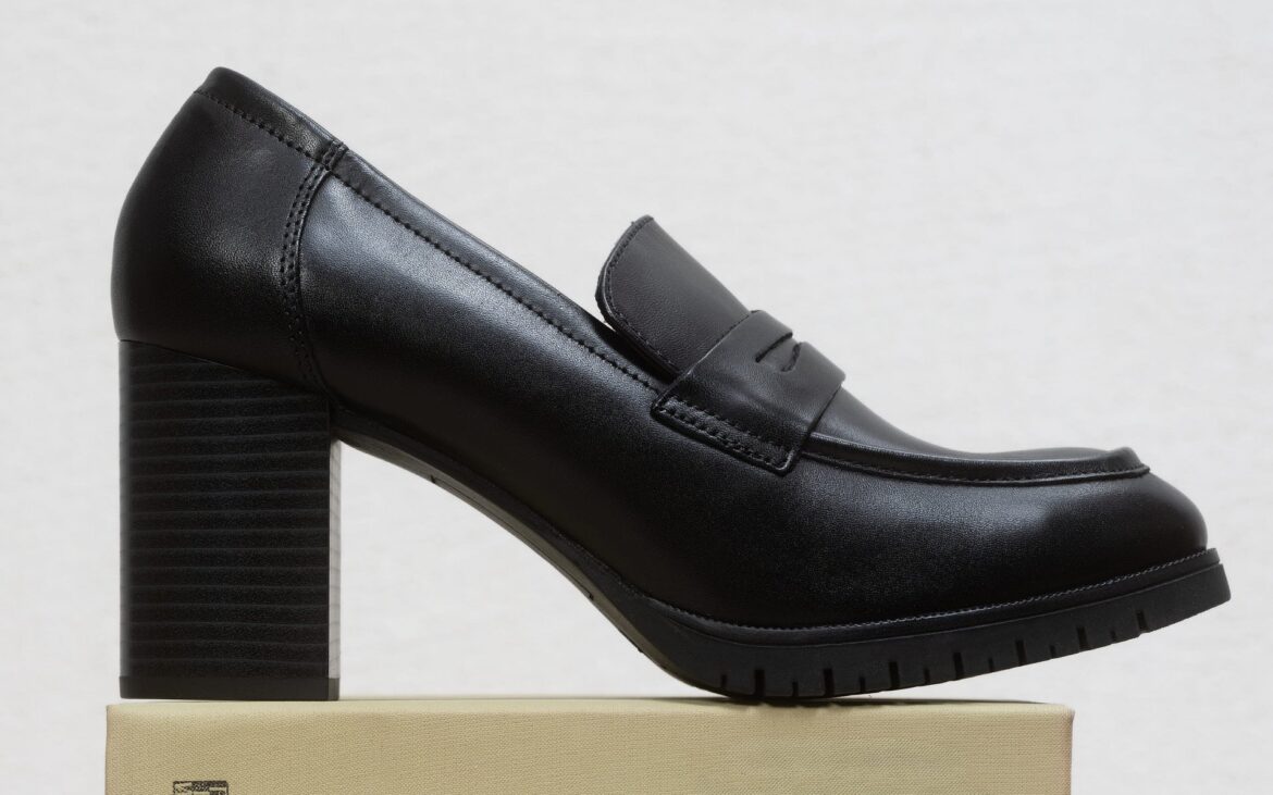 Piele, franjuri, detalii metalice – cei mai la modă mocasini de damă ai sezonului
