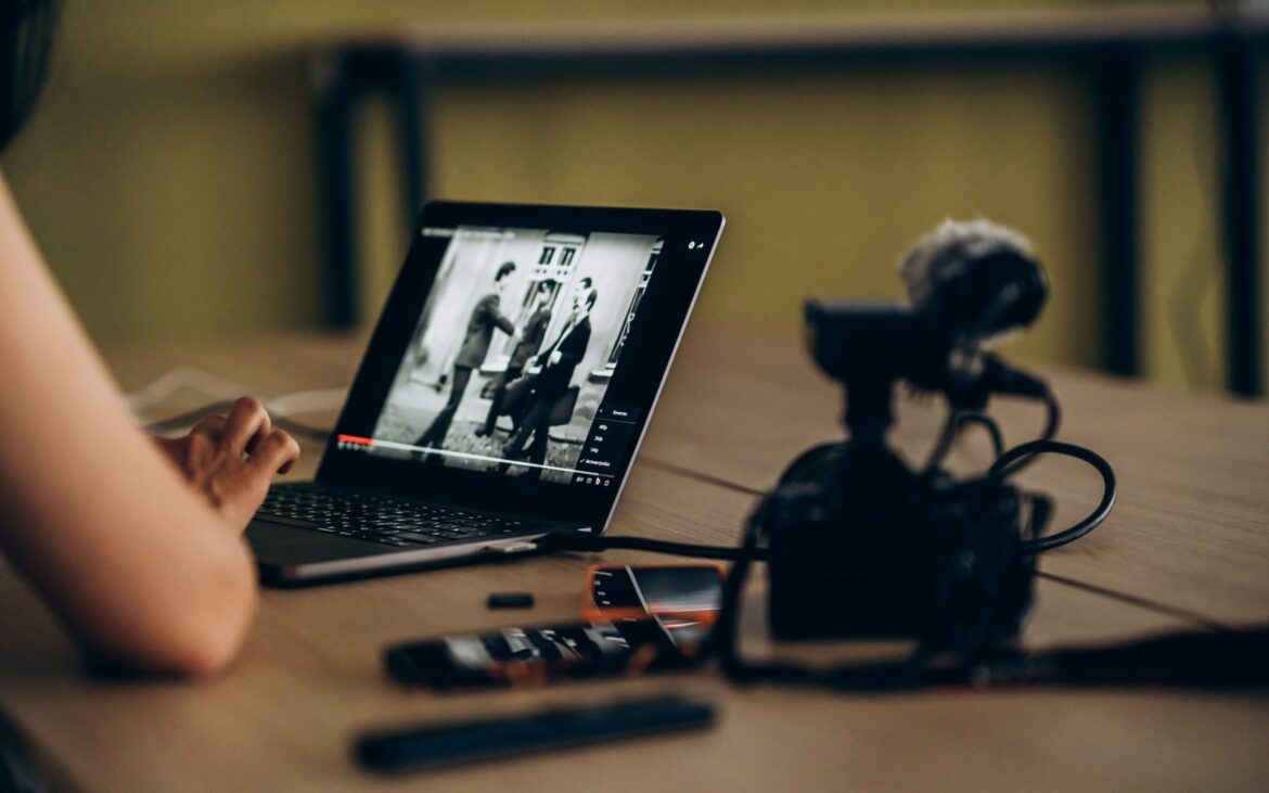 Ai un documentar de cel puțin 40 de minute? Înscrie-te la prima competiție națională de documentare moldovenești