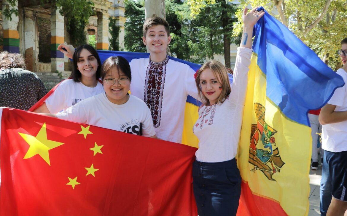 Elevii din Moldova pot învăța gratuit la o școală din China, SUA sau Singapore. Programul UWC a dat start înregistrărilor