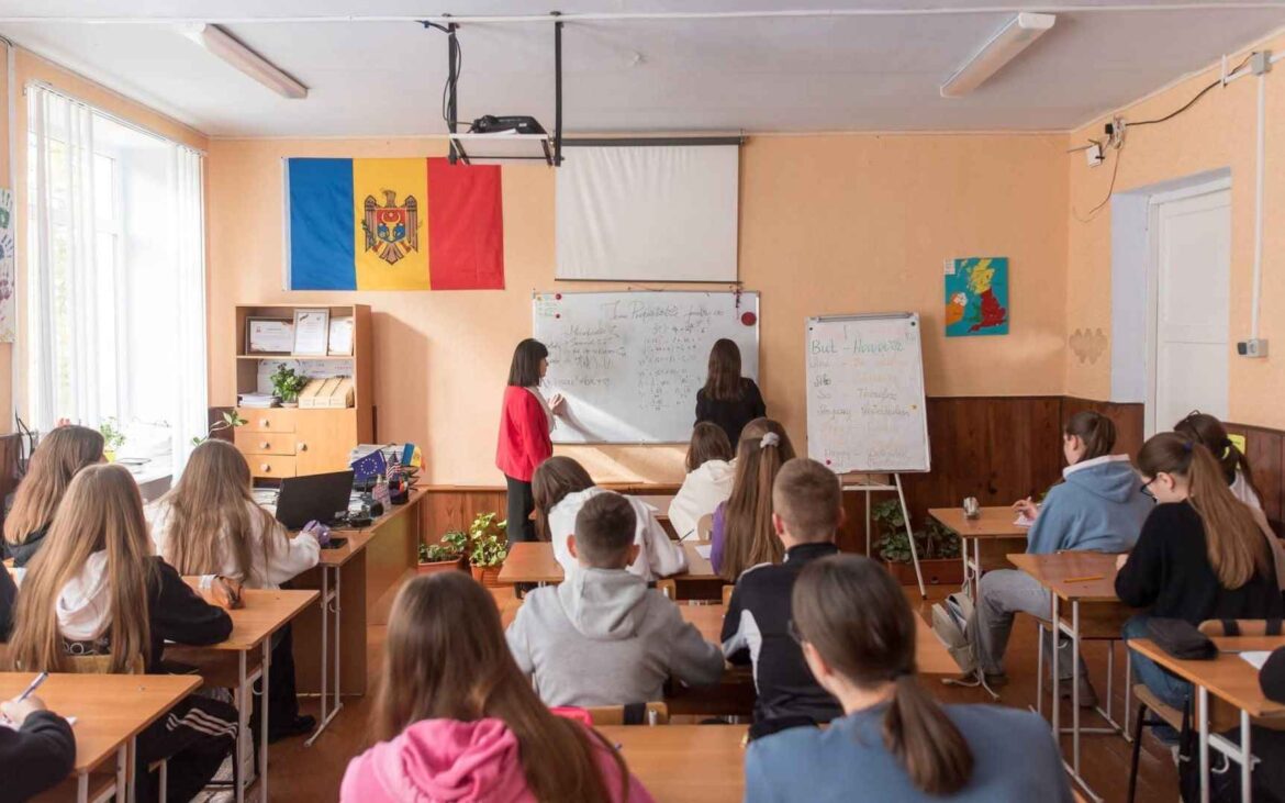 Elevii și studenții de etnie romă au oportunitatea să obțină burse lunare în valoare de 1.200 de lei. Cum poți depune dosarul