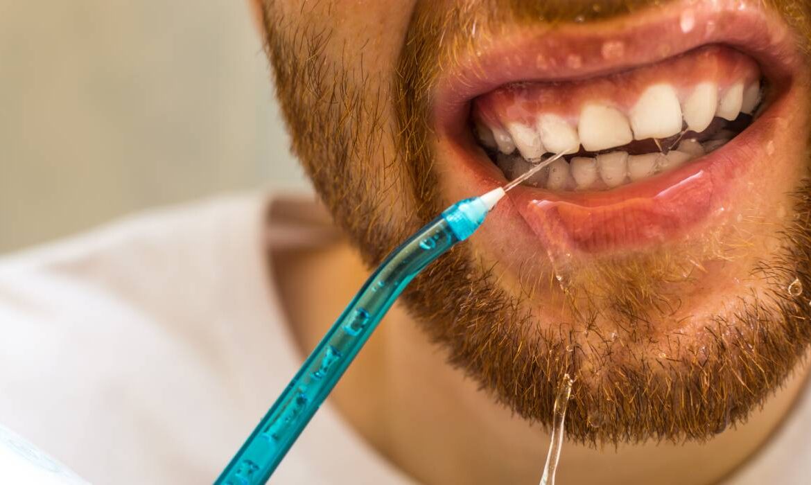 Dușul bucal reduce cu 70% sângerările gingivale față de periajul clasic. Cum îl folosim corect?
