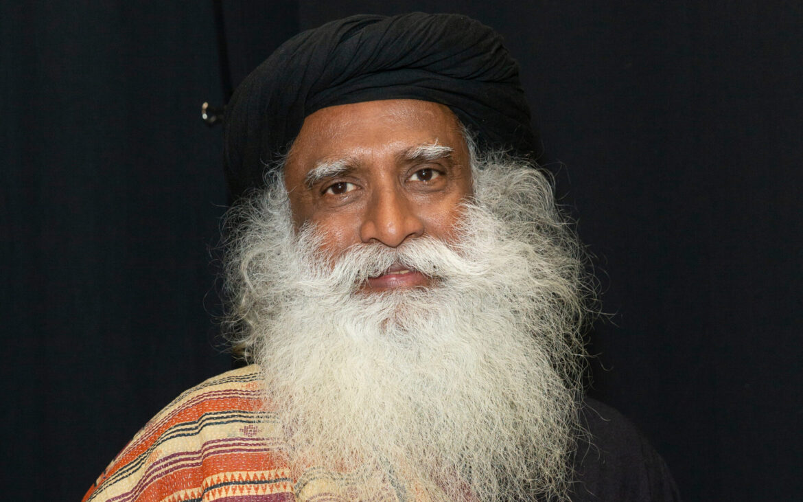 Sadhguru recomandă “jumătate de linguriță de ulei” noaptea pentru curățarea colonului — ce spun susținătorii și scepticii