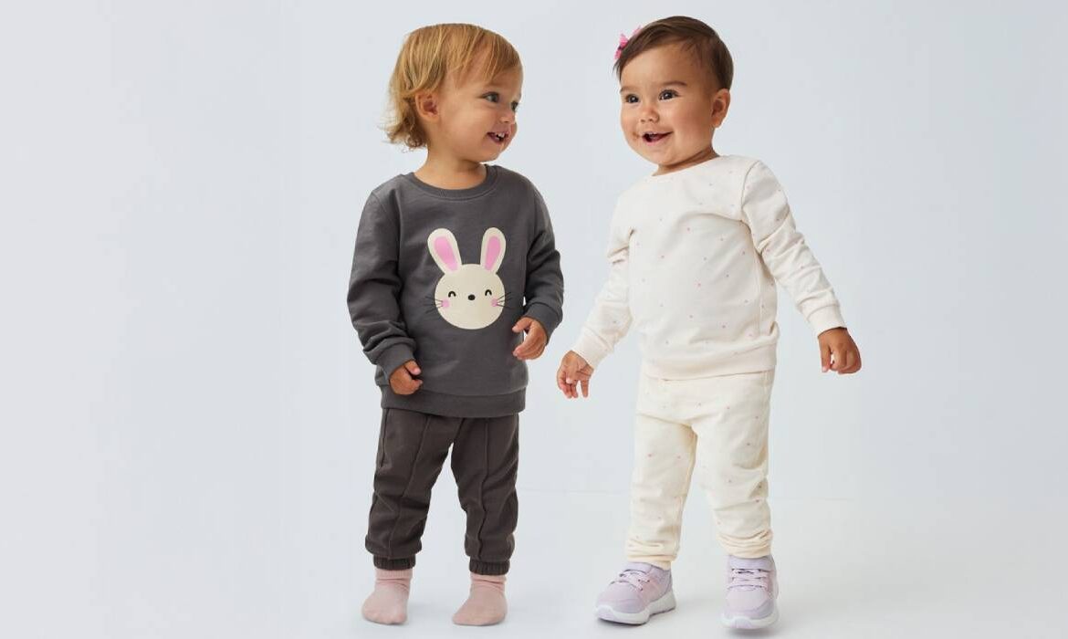 (P) Garderoba de toamnă 2025: ce ai nevoie pentru bebelușul tău și pentru casa ta, ca să fie cald, confortabil și… practic