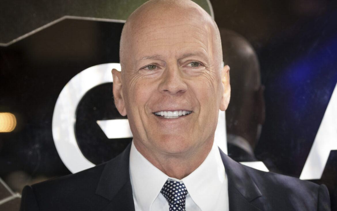 Bruce Willis, într-o situație dramatică! Actorul care se luptă cu demența nu-și mai recunoaște fiicele