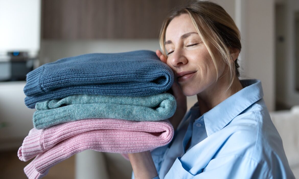 Cum să aduci la dimensiunea normală un pulover care a intrat la apă. Trucul care poate salva hainele în câteva minute