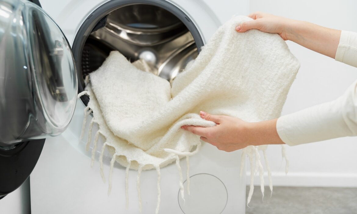 Cum să speli corect hainele din lână. Puloverele nu se vor mai micșora și nu se vor mai scămoșa