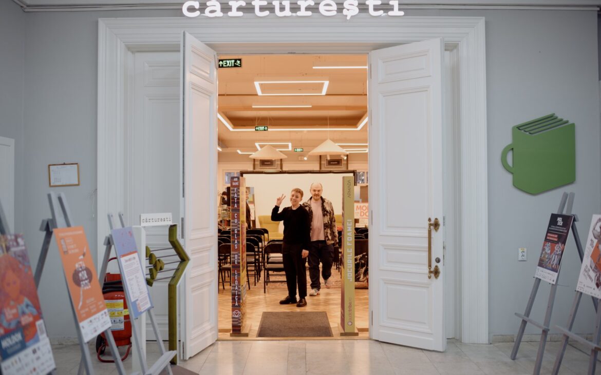 10 ani de „Moldox” în 10 afișe. La Cărturești a fost lansată expoziția aniversară festivalului