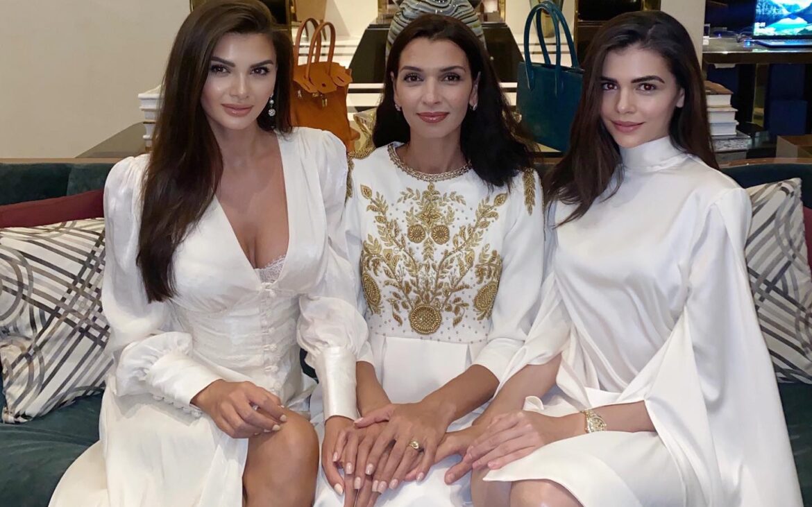 Monica Gabor a revenit în România! Și-a revăzut sora mai mare, Alina, singura dintre cele 3 surori rămasă în orașul natal