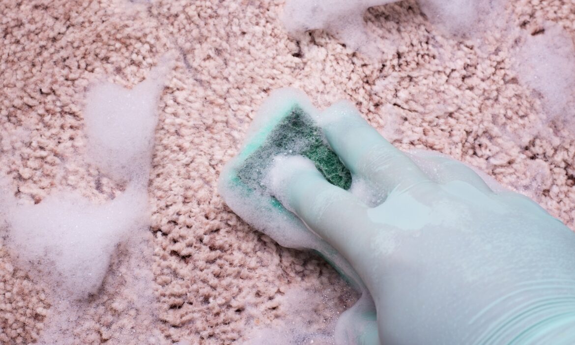 Soluția naturală care te scapă de petele de pe covor. Se face în casă din două ingrediente