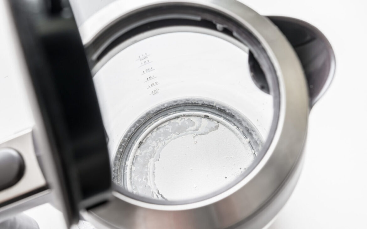 Cum să scapi rapid de calcar din fierbătorul electric și să ai apă curată