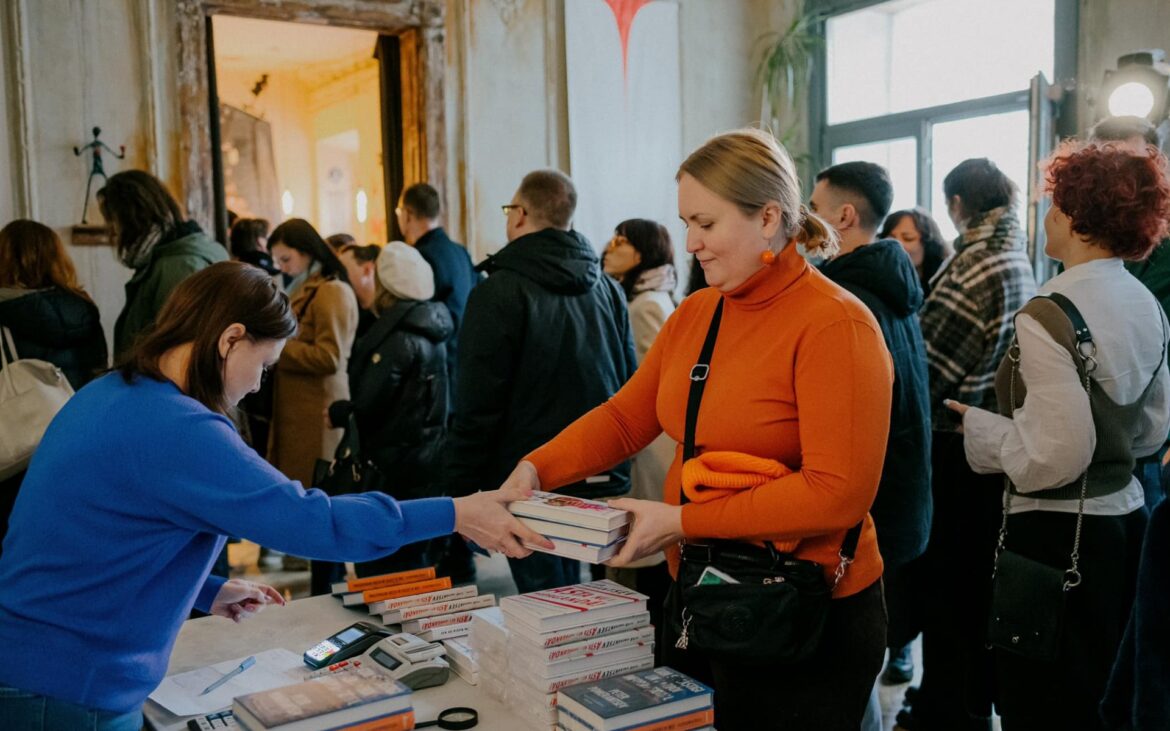 O carte la 30 de lei: Editura Cartier organizează un târg cu 6.300 de volume publicate în ultimele trei decenii