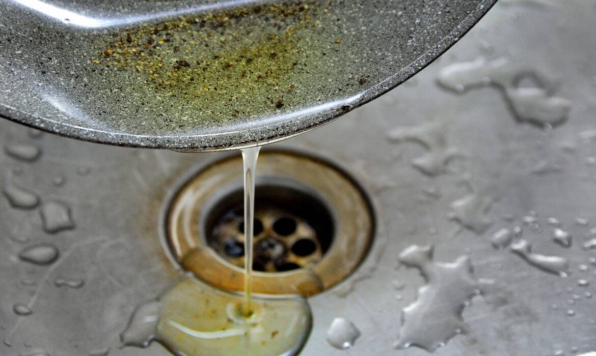 Ce să nu arunci niciodată în chiuvetă sau în vasul de toaletă. Riști să-ți distrugi țevile!