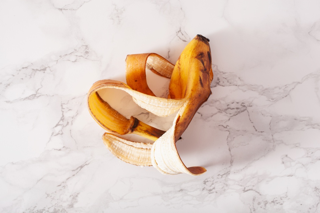 Nu mai arunca cojile de banană! Ce se întâmplă dacă le îngropi în grădină, la final de noiembrie