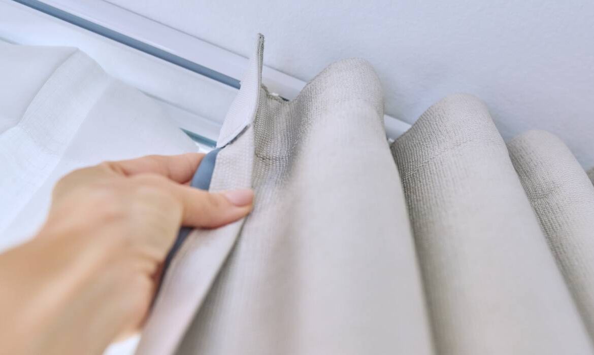 De ce e bine să dormi cu draperiile trase. Obiceiul banal care îți poate salva inima