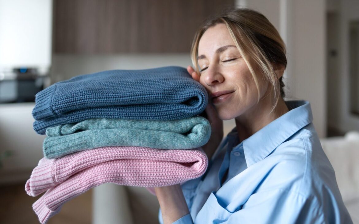 Uleiul natural ce îți face hainele moi și intens parfumate! Renunță la balsamul din comerț