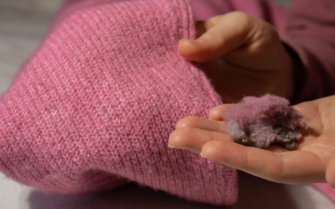 De ce se scămoșează hainele și cum poți preveni fenomenul