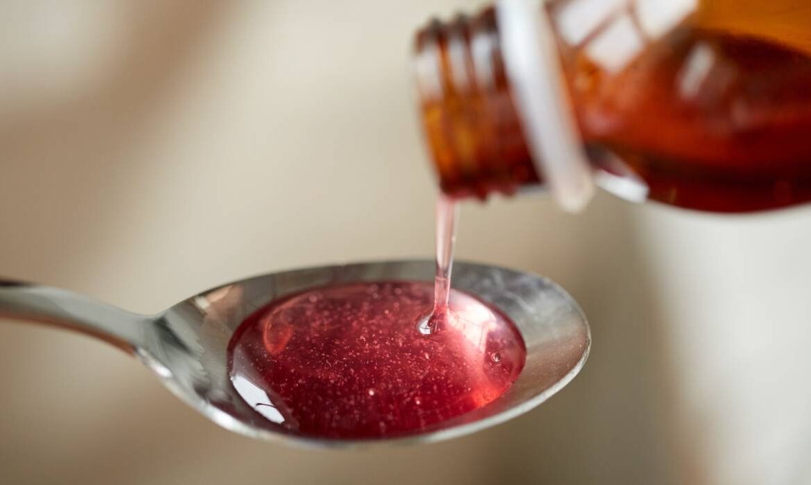 Rețeta de sirop făcut în casă. Amestecul natural care poate calma congestia nazală, durerile în gât și tusea persistentă