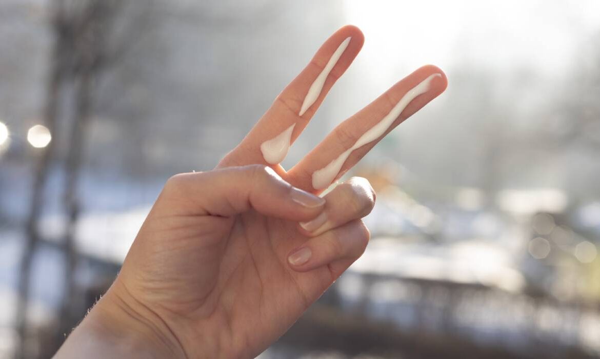 Produsul pe care să-l aplici pe tot corpul când ieși din casă iarna. E nevoie de 2 lingurițe