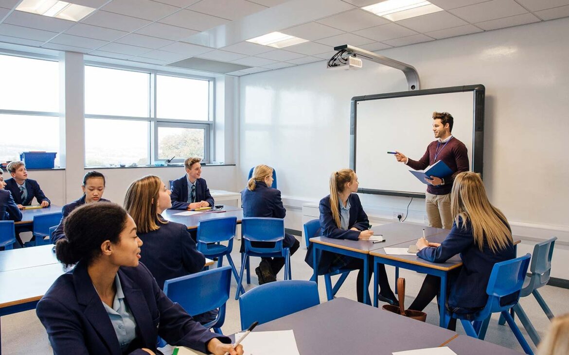 Profesorii moldoveni pot studia și preda la universitățile din SUA. Bursa Fulbright TEA va acoperi costurile pentru transport și cazare