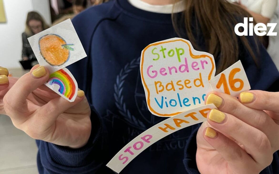 Șase istorii din spatele a zeci de stickere. Cum tinerii, prin creativitate, luptă împotriva violenței de gen