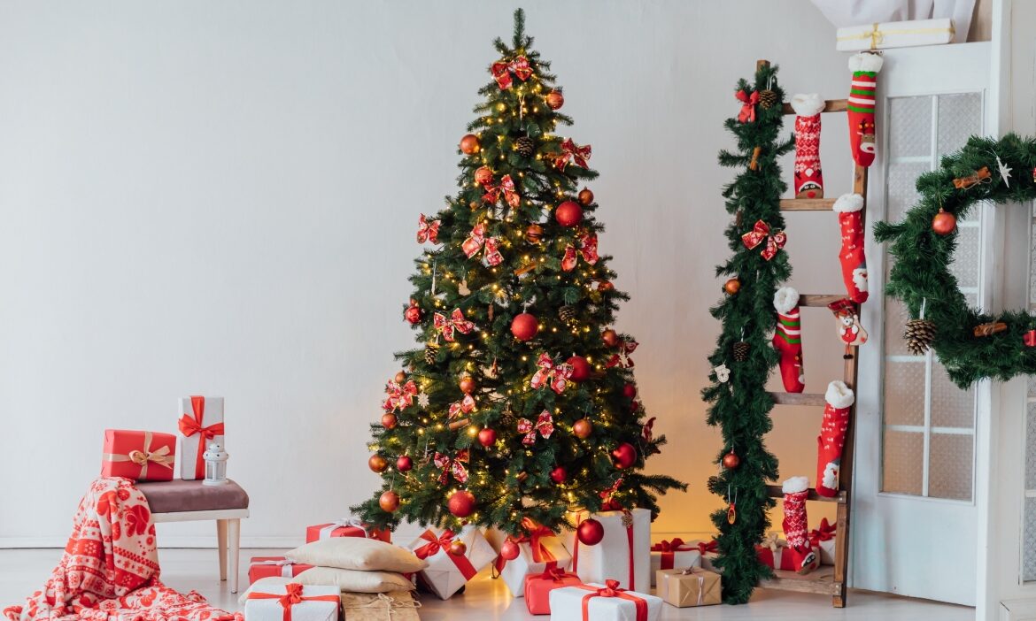 Cum împodobești bradul ca să ai noroc tot anul viitor. Secretul stă într-o singură culoare