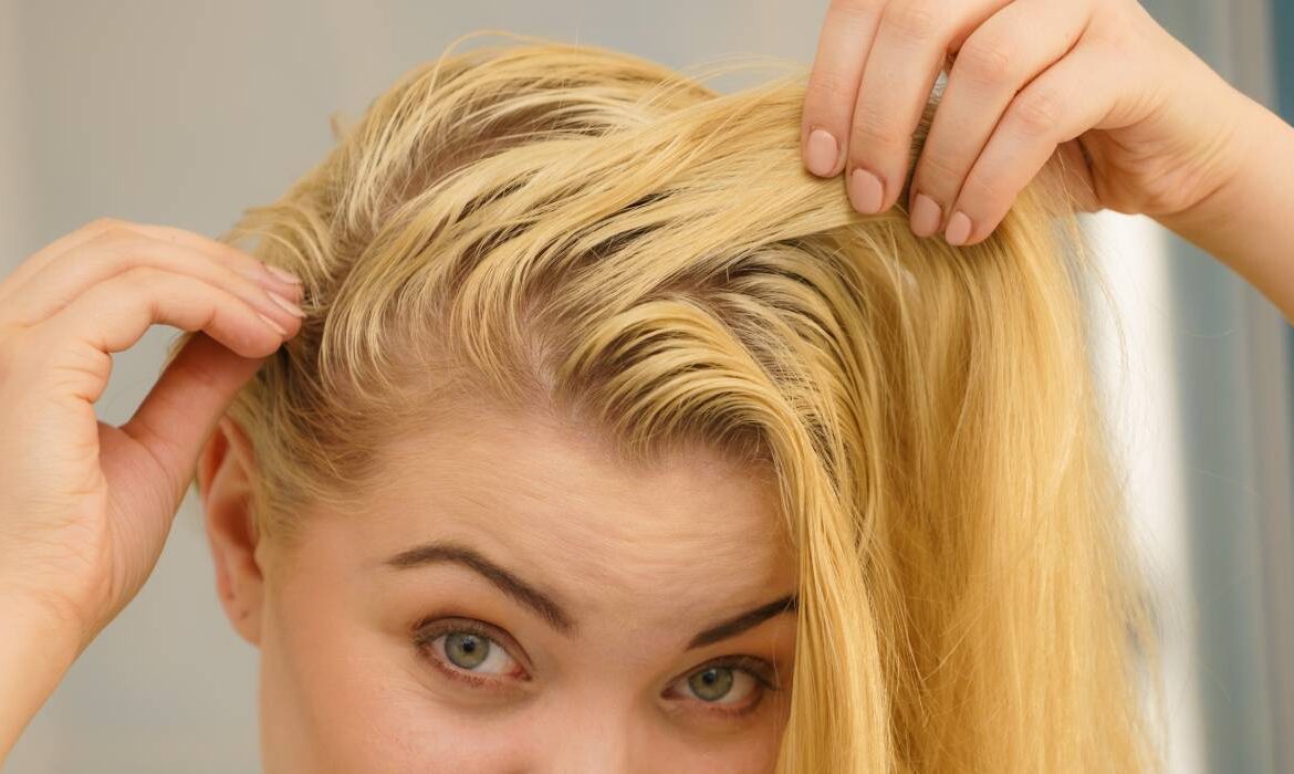 De ce se îngrașă părul prea repede? Soluții pe care să le folosești între spălări