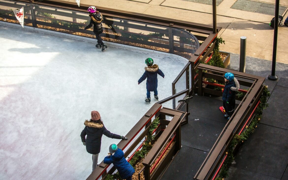 Trei patinoare din Chișinău la care să mergi în această iarnă. Ce program au și cât costă o tură