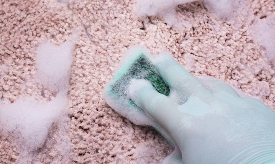 Produsul pentru bebeluși cu care poți face curățenie în toată casa. Trucul neașteptat pentru curățarea petelor de pe covoare, mochete și tapițerie