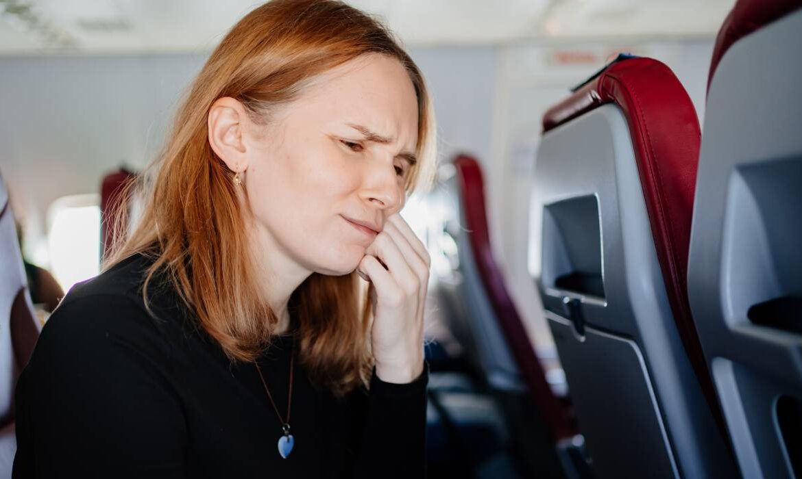 Călătorești cu avionul? Ce efecte are zborul asupra danturii și ce trebuie să faci chiar înainte de zbor și după aterizare