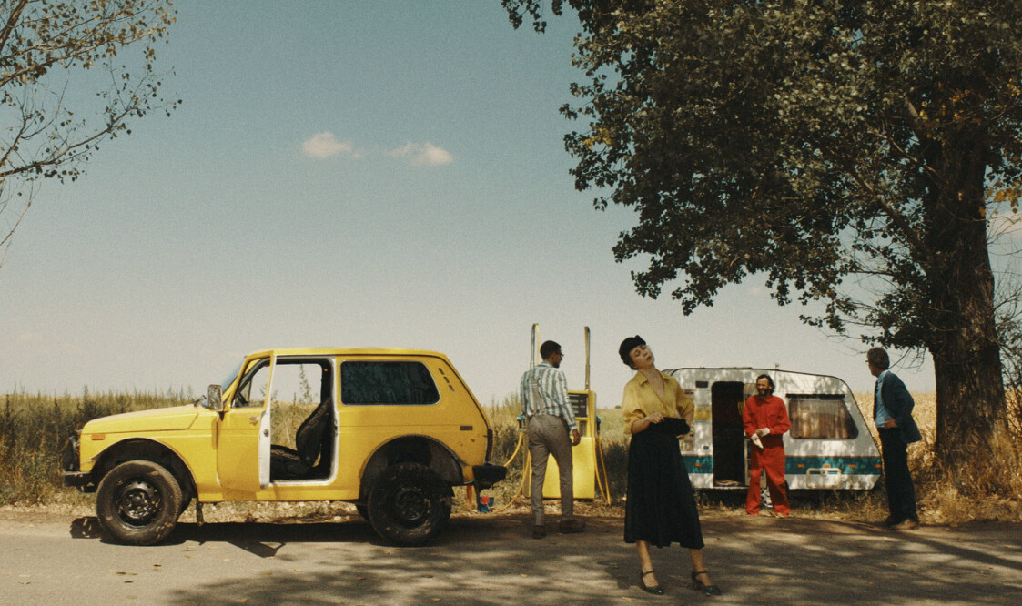 O comedie neagră românească despre un sat care păcălește sistemul pentru a supraviețui va fi difuzată în cinematografele din Moldova