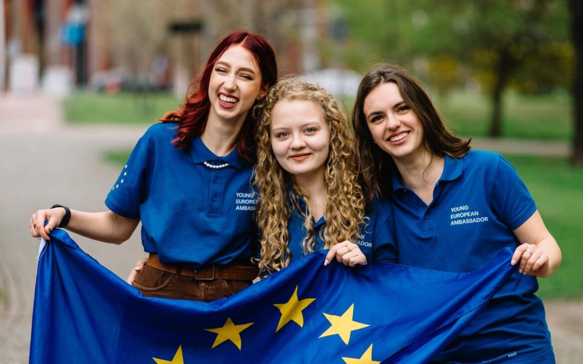 Câștigă 7.500 EUR și vizitează Parlamentul European, aplicând la Premiului European pentru Tineret „Carol cel Mare”