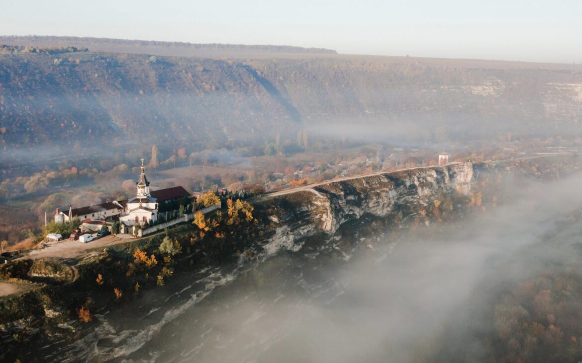 Lista rutelor turistice europene care traversează Moldova