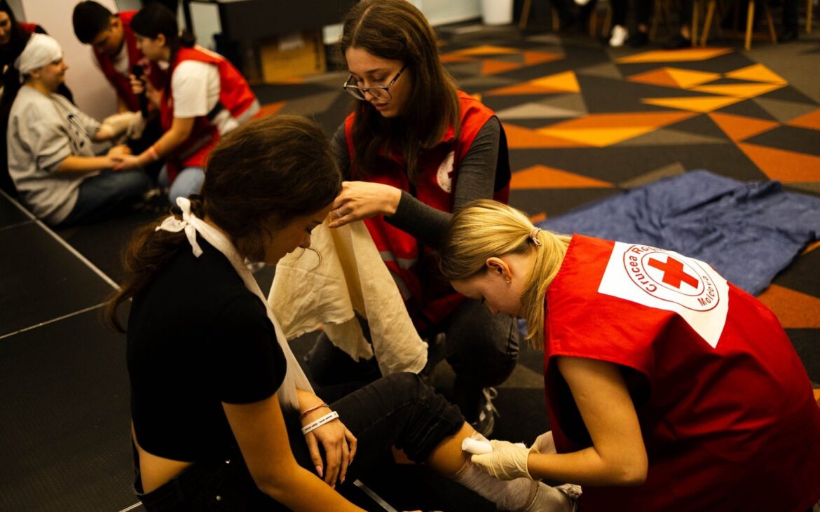 Societatea de Cruce Roșie Moldova, filiala Chișinău, este în căutare de voluntari. Cum poți deveni parte a echipei