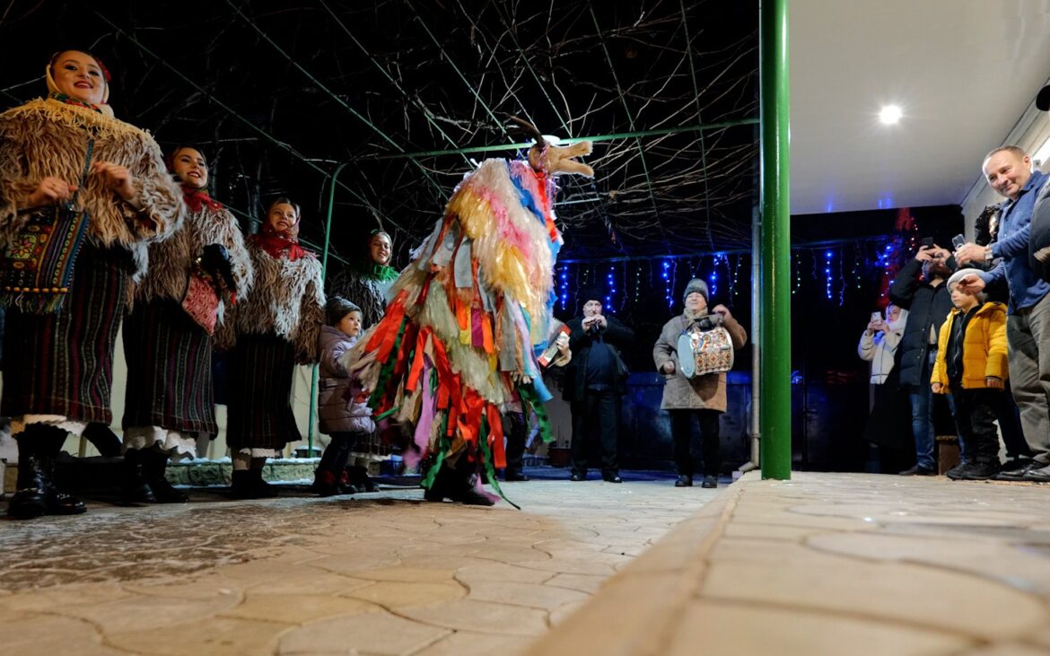 (video) „Ia mai mânați, măi!” Am mers cu uratul în ajun de Sfântul Vasile în Dănceni, Ialoveni și vă arătăm cum a fost